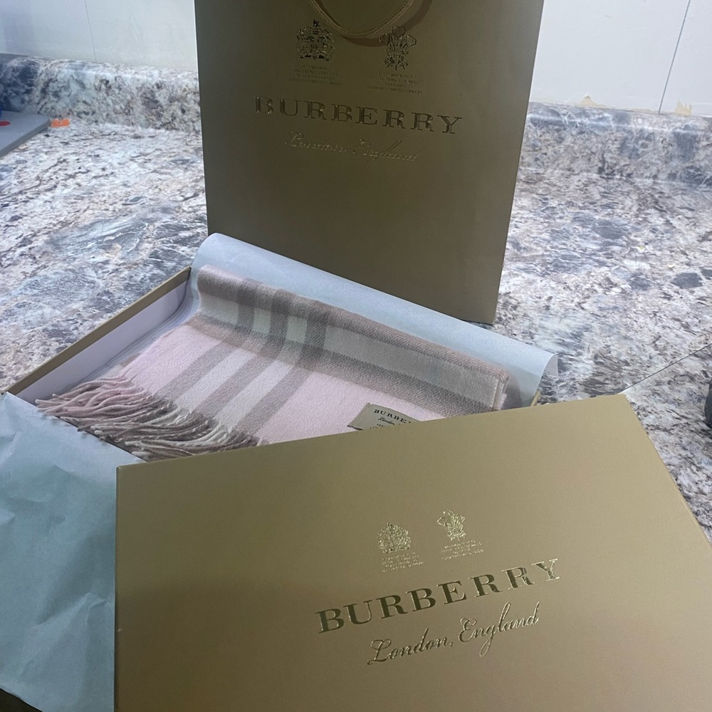 Brand new Burberry pink plaid cashmere